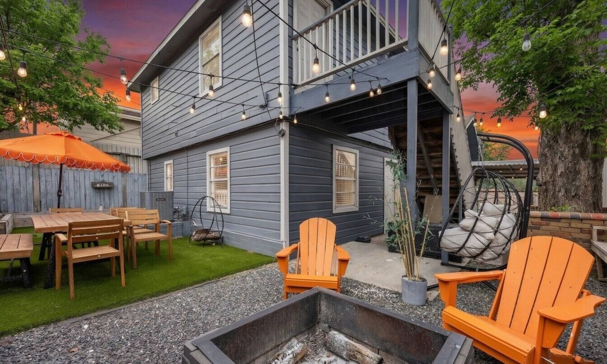 Greater Heights House | Houston Heights Near NRG Stadium Fire Pit & Mural Yard