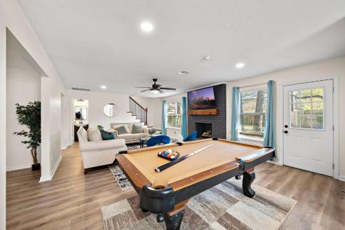Ponderosa Forest House | Houston Stay Game Room BBQ Yard Sleeps 16