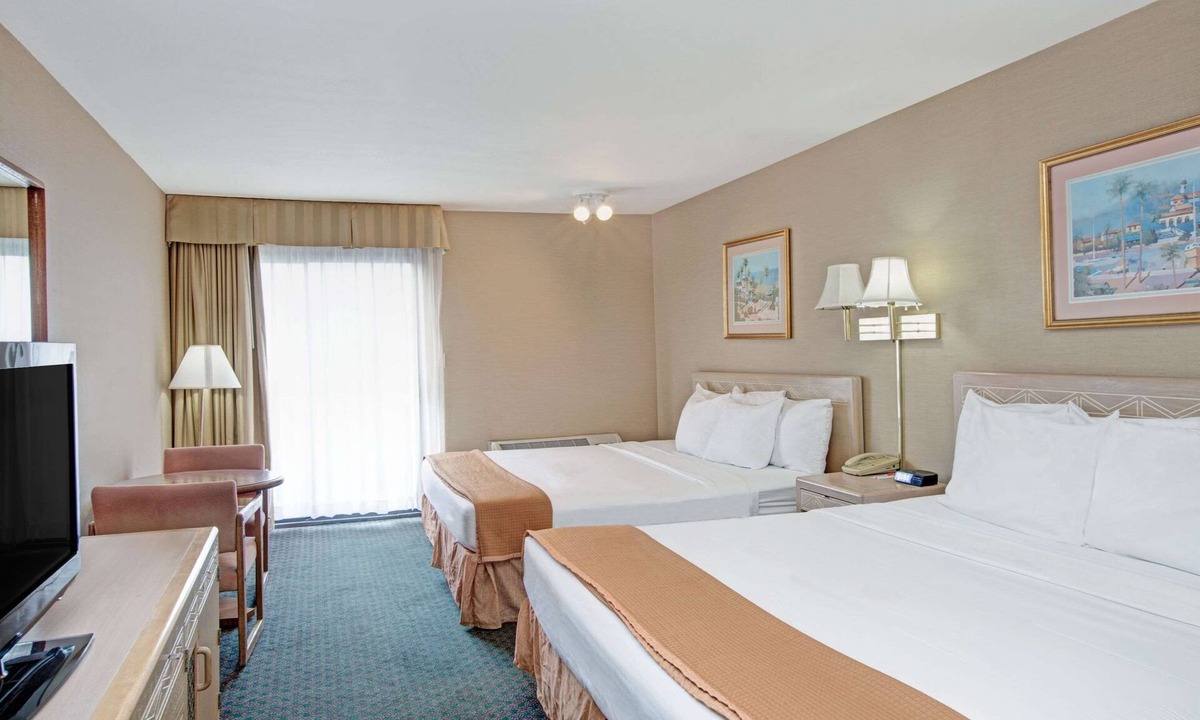 Delthorne Hotel | Howard Johnson by Wyndham Torrance