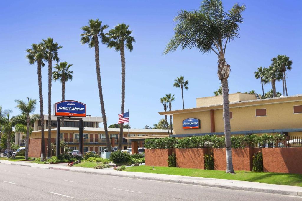 Howard Johnson | Midway District