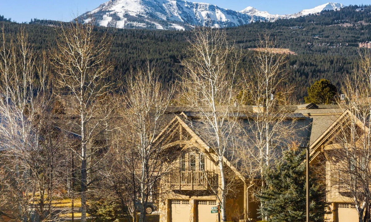Big Sky Meadow Village House | Howling Elk Hideaway | Hot Tub + 15 Mins to Resort