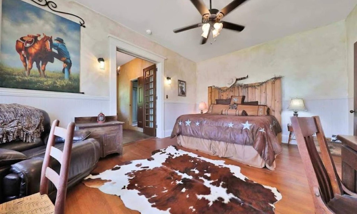 Gainesville Bed & Breakfast | Huge King Suite with Private Bath, Hot Tub and Pool.