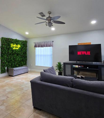 Orlando House | Huge Modern House near UCF - Full Kitchen, Board Games, Pets Allowed