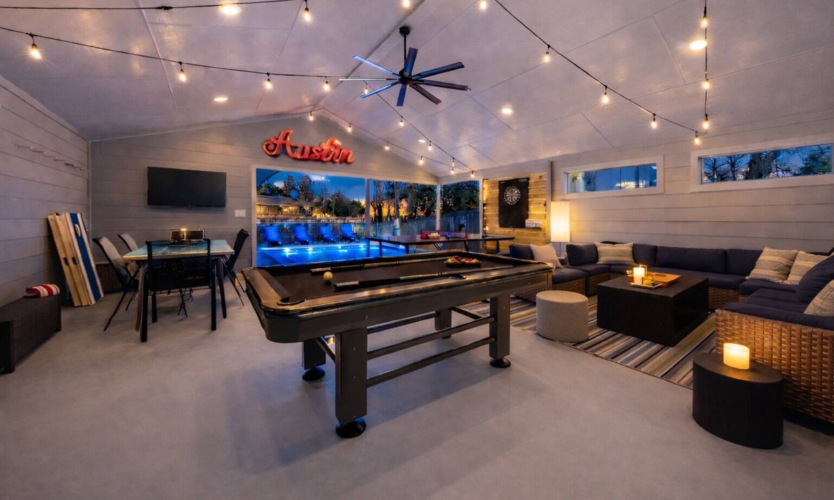 Bouldin House | Huge Patio Game Room w/Pool - 18 Beds - Downtown