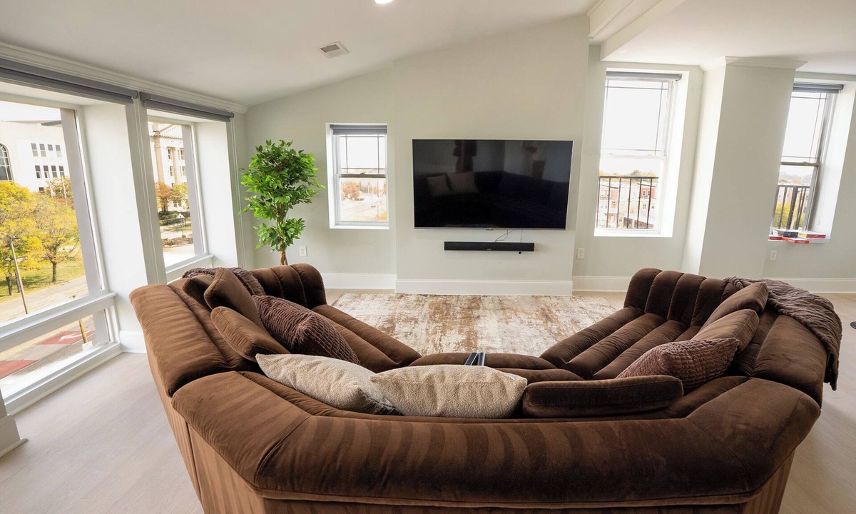 Downtown Baltimore Apartment | Huge Upscale Downtown Penthouse 4Bedrm/3Bath - 5 mins from Penn Station