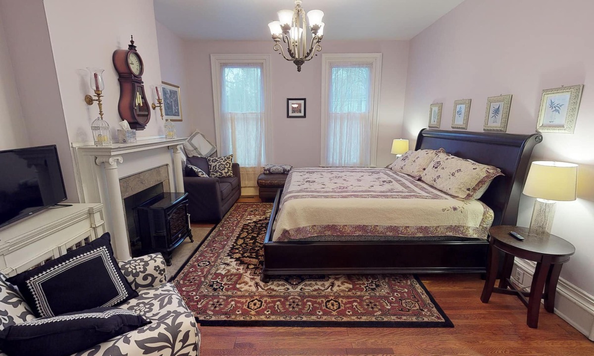 Nelsonville Bed & Breakfast | Hyde House Lilac Suite near Hocking Hills, Ohio University, Athens & Logan