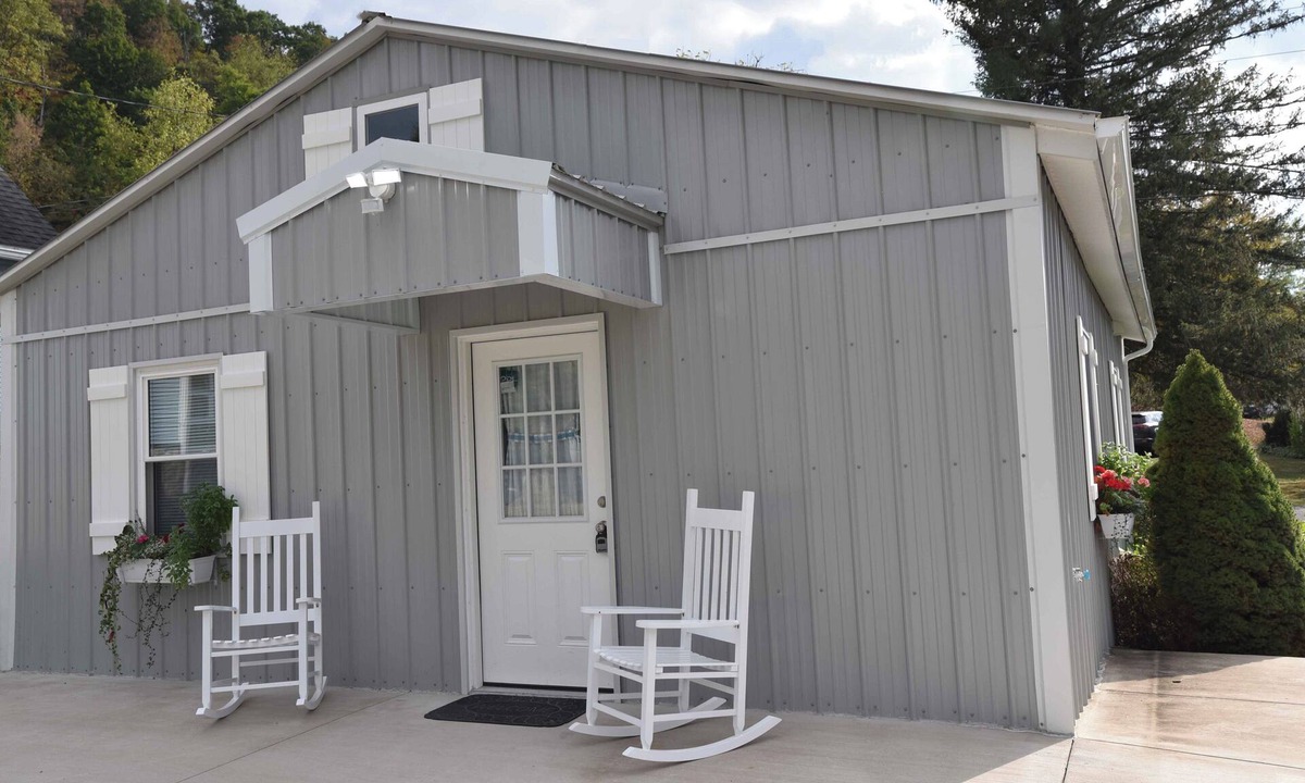 Bedford Apartment | Hydrangea Hideaway Charming One or Two-Person Getaway Studio in Historic Bedford