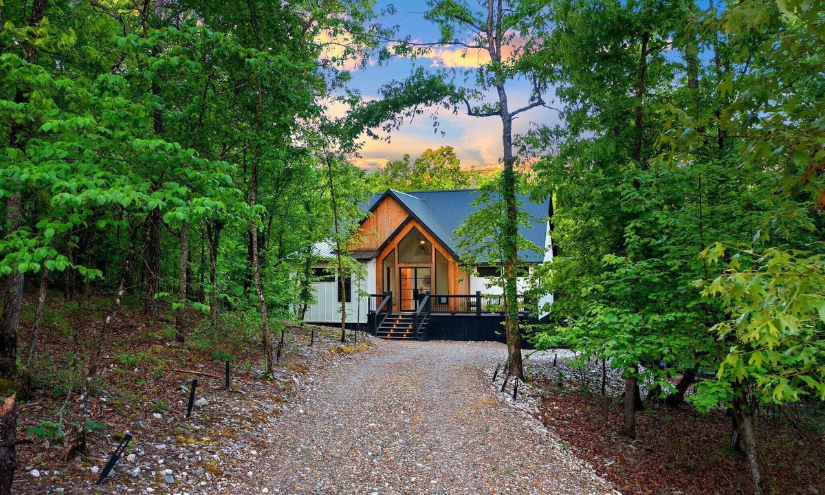 Broken Bow Cabin | Hygge Hill | 2.25 Private Acres | Modern Cabin | Hot Tub | Closer to Quiet