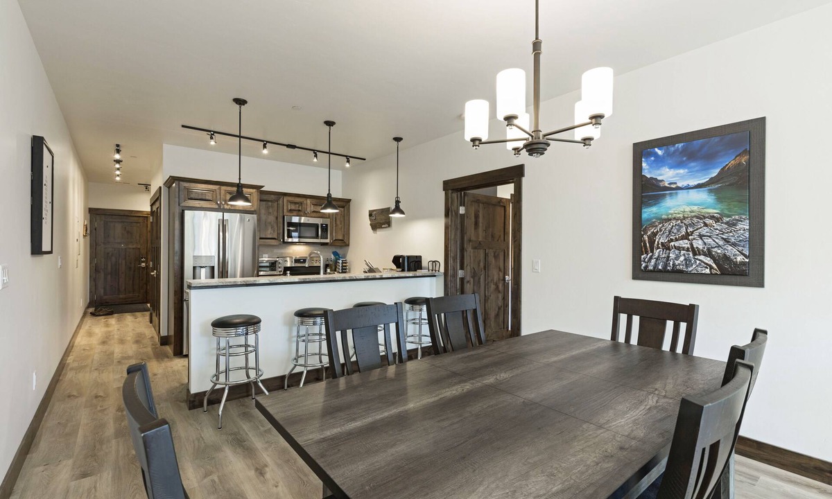 Columbia Falls Condo | Immaculate condo in downtown Columbia Falls! 20 minutes to Glacier National Park -Air Conditioning!