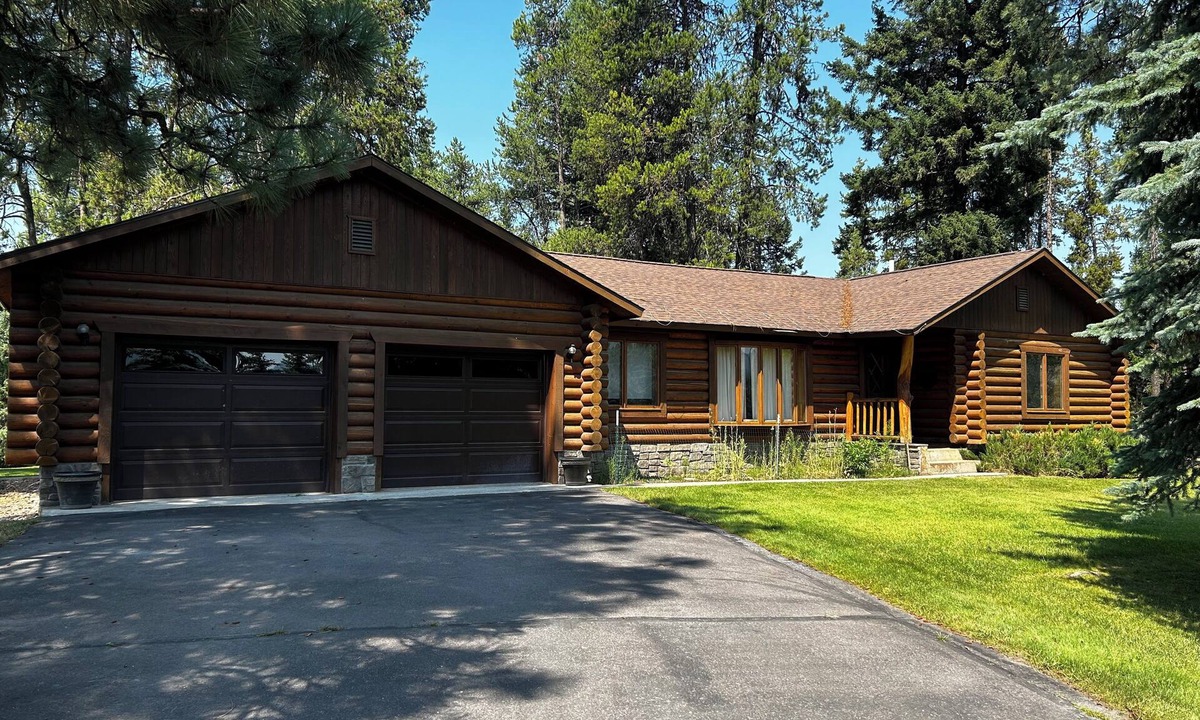 Seeley Lake Cabin | Immaculate log house with backyard view of pond, in Seeley!