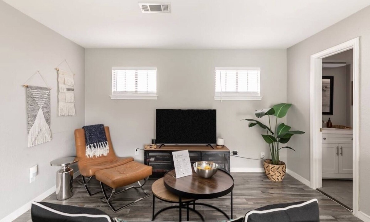 Lakewood Heights Apartment | Immerse yourself in the rich, vibrant Dallas culture in this cozy urban getaway.
