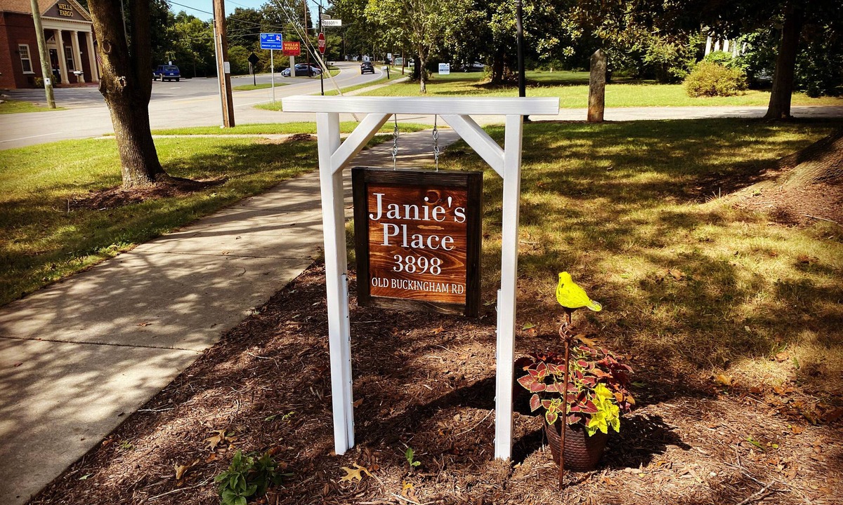 Powhatan House | In the Village Of Powhatan- walking distance to owners restaurant