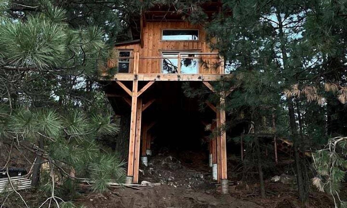 Moscow House | Incredible Timber Tree House with Wood-Fired Hot Tub Nestled in the Trees for a Unique Romantic Getaway in Moscow, Idaho