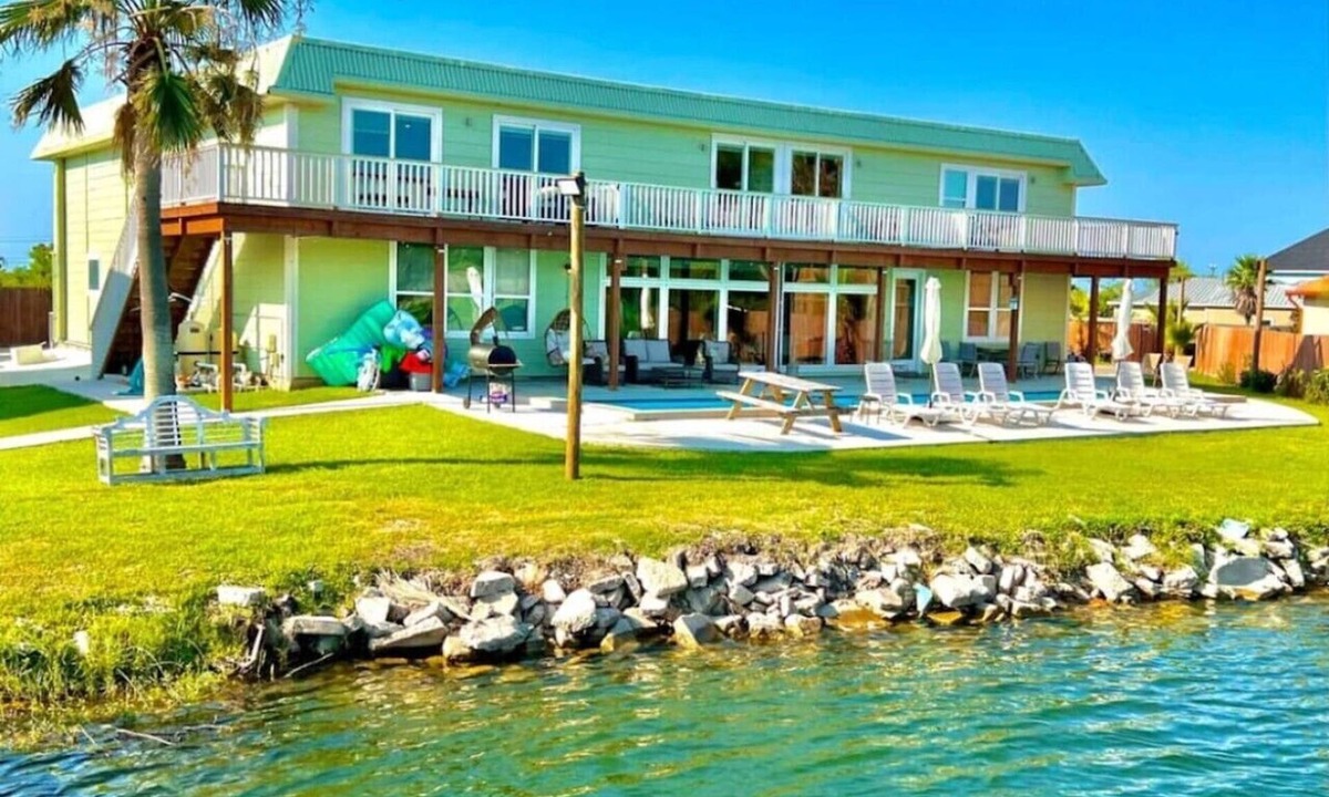 Dickinson House | Indoor/Outdoor Pool Sleeps 25 Waterfront Lakehouse