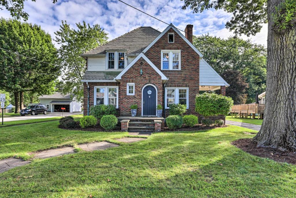 Apple Creek House | Inviting Home with Pergola Near Amish Country!
