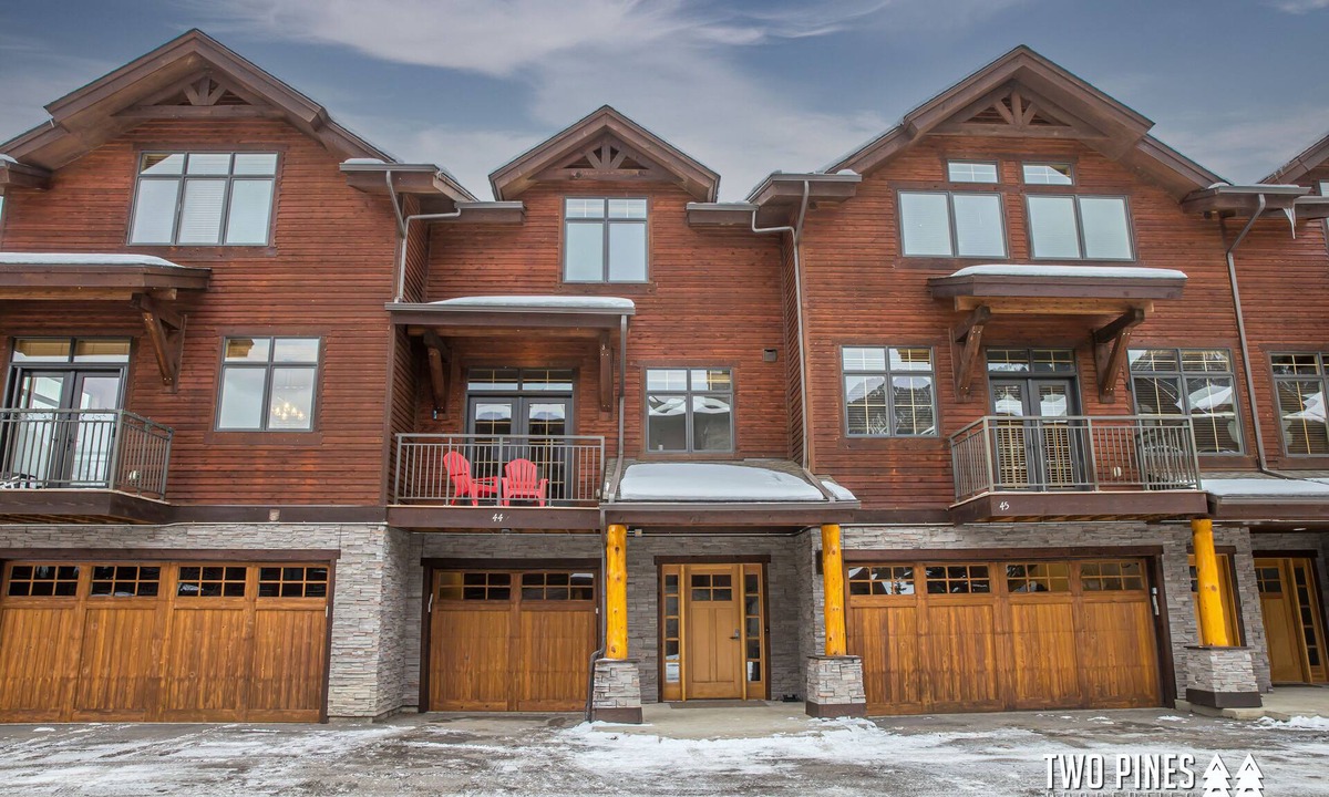 Big Sky Meadow Village House | Inviting Spanish Peaks Townhome|Private Hot Tub| 15 min Drive to Resort