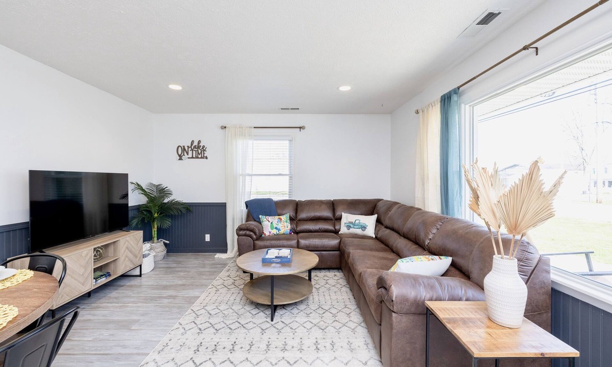 Lakeview Cottage | Island Cottage w/Pool Table & Walking distance to Cranberry!