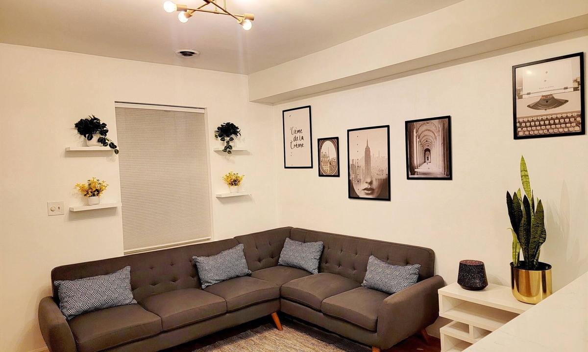 Truxton Circle Apartment | It's a 10! Chic 1-bedroom located 10 mins from everywhere you want to be in DC
