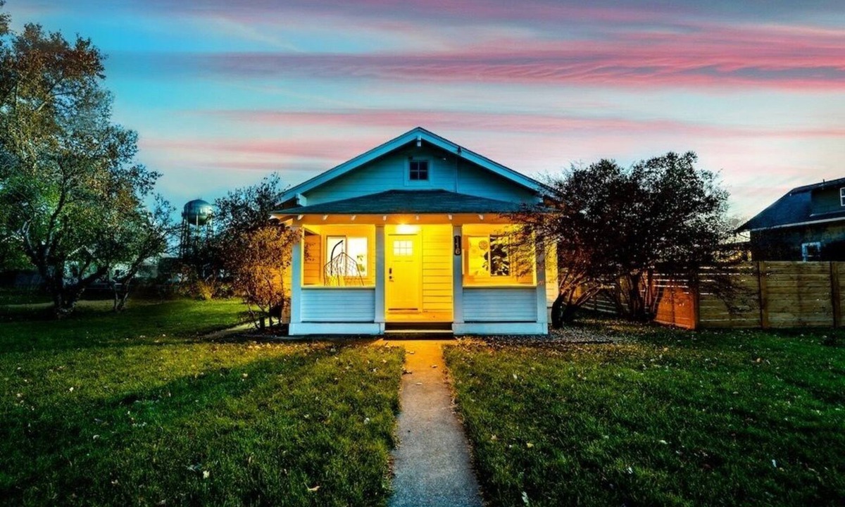 College Place House | Jungalow Bungalow w/hot tub right across from WWU, close to downtown and shops!