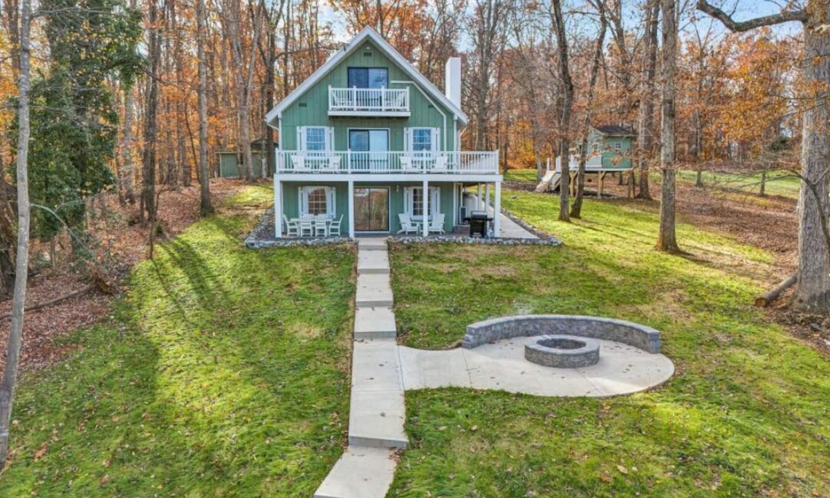 North Shore House | “Junie’s Place” Waterfront Cottage