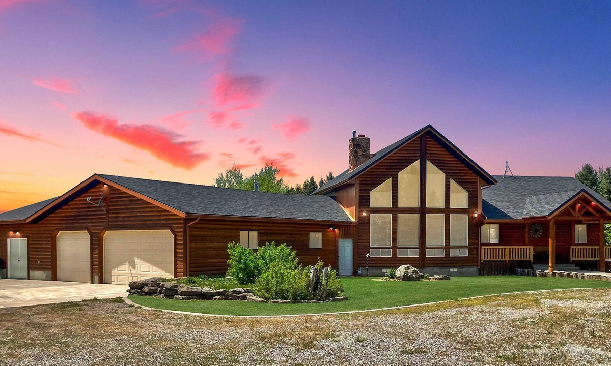 St. Anthony Cabin | KABINO: Riverfront on Henrys Fork A/C Boat Launch Foosball Pool Table Huge Yard Garage WIFI