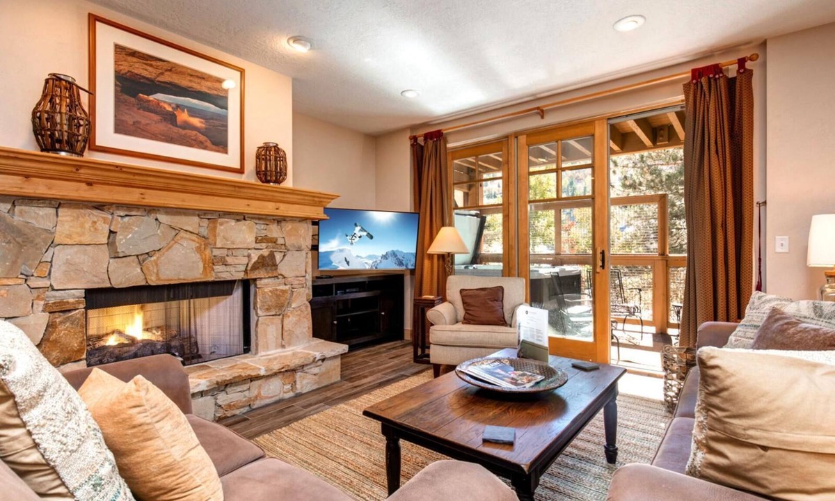 Downtown Park City Condo | KBM Resorts | Town Pointe | Spacious 1 level, Walk to Main & Town Lift, Private Hot Tub, Parking, Elevator Access, A/C! TPC-102c