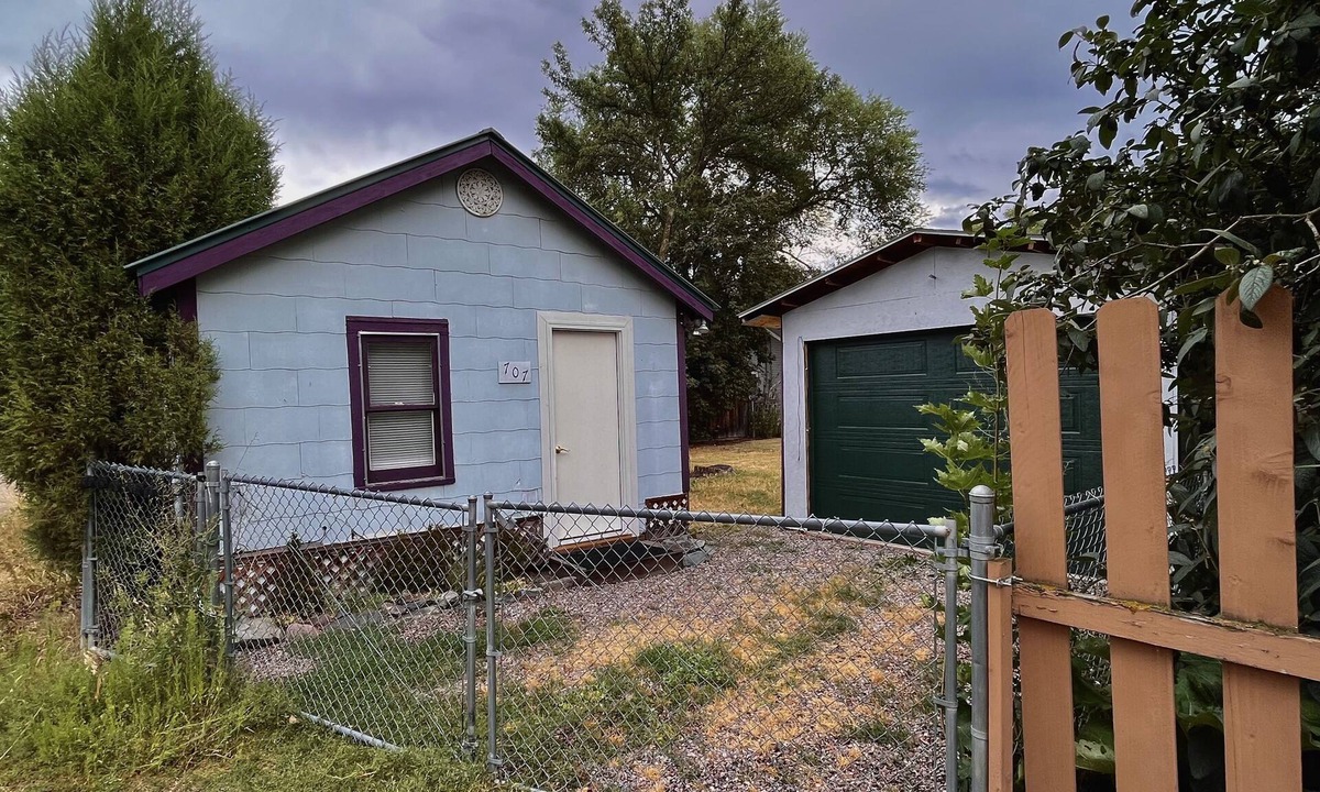 Polson House | Keep it simple at this peaceful and centrally-located place.