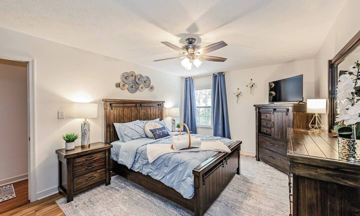 Quinton House | Kelbrook Cottage — Your Chic Woodline Getaway!