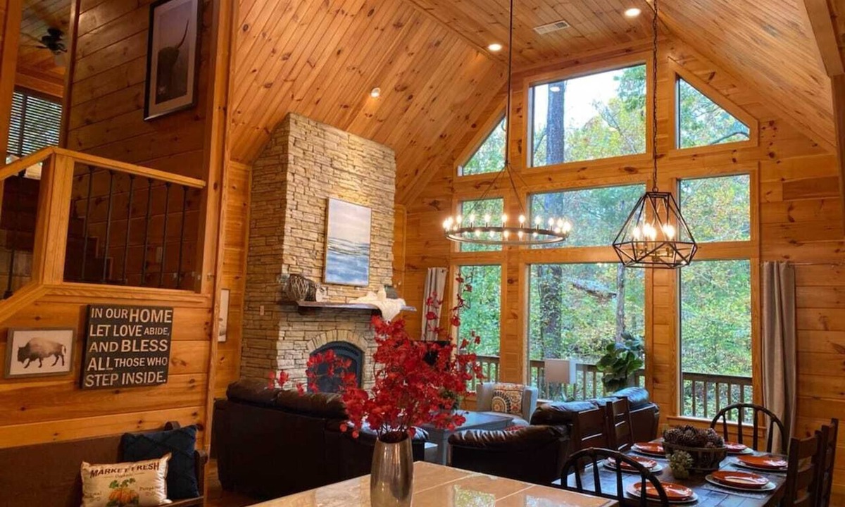 Broken Bow Cabin | 💯% Kids LOVE it! 💦Creek, Walk to🍕☕🍧🍷dogs🐾1.5 Acres, EV🚗 Hot Tub🔥 & Bunks