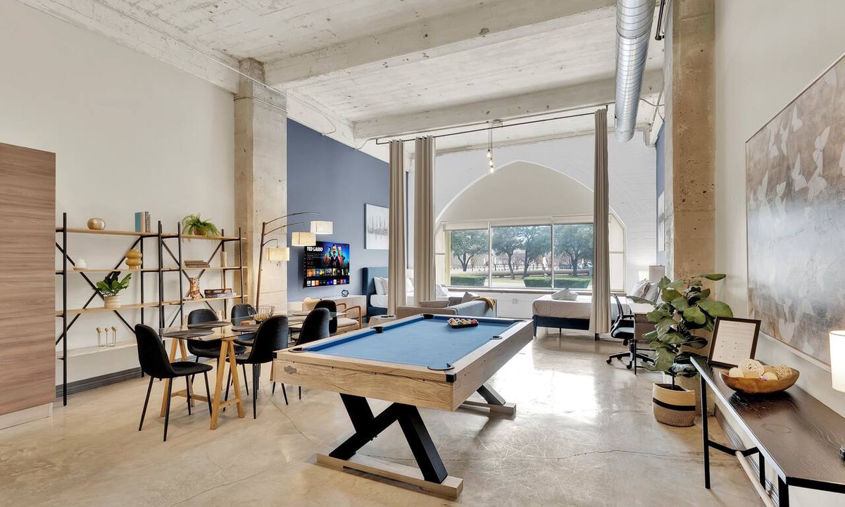 Downtown Dallas Apartment | King 1B Steps to Downtown Parking and Gym Sleeps 6