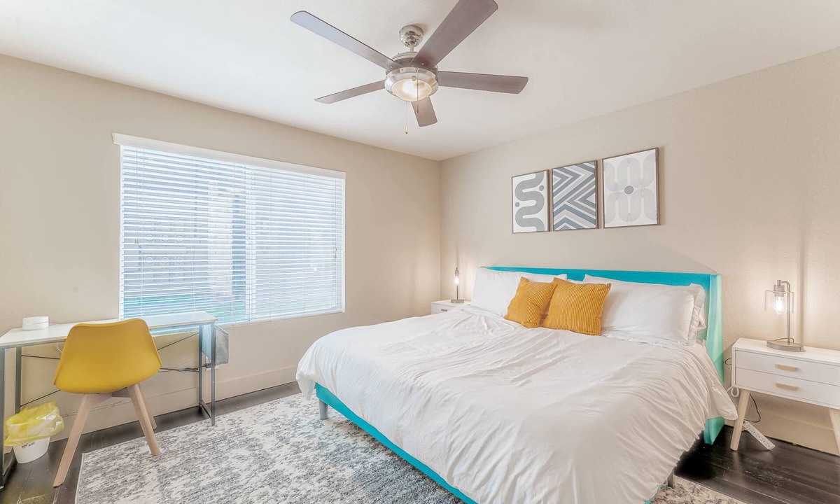 Riverside Apartment | King bed 1BR close to Downtown w fast wifi w/pool