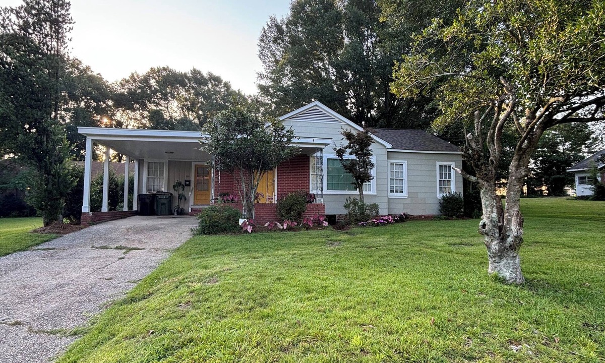 Hattiesburg House | KING BED! Cozy 2 Bedroom House Located in the Heart of Hattiesburg