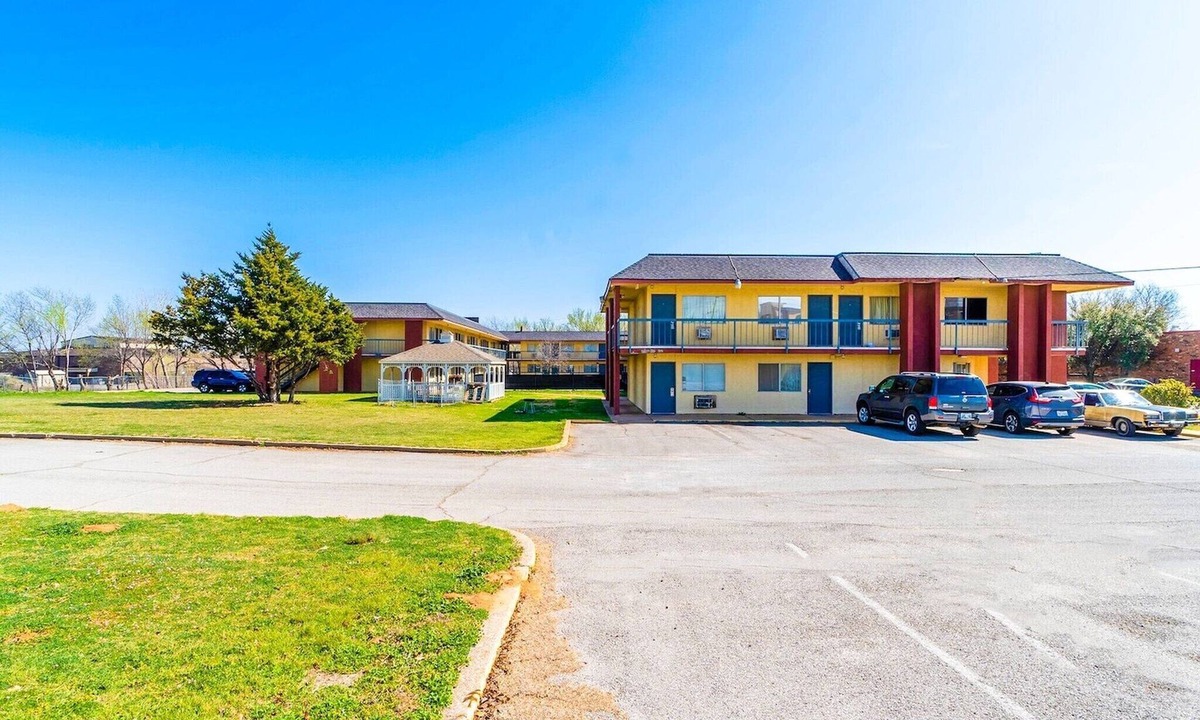 Chickasha Apartment | King Bed | Non-Smoking