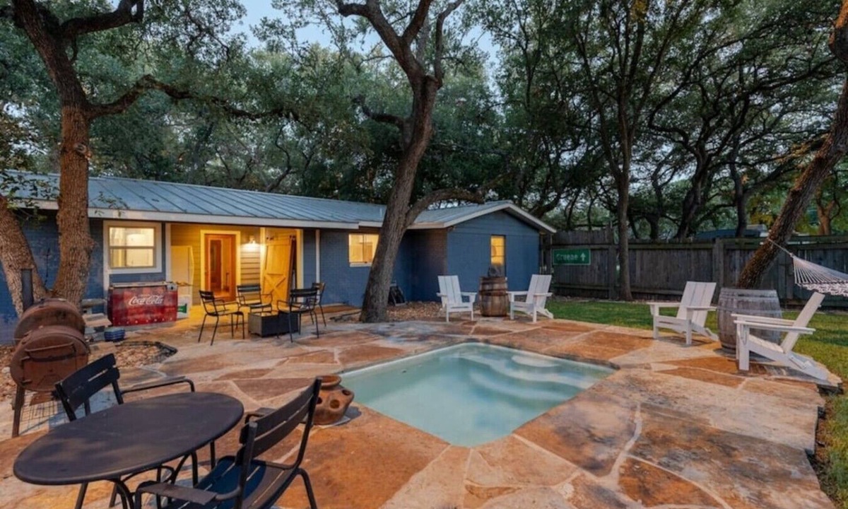 New Braunfels House | King Bed + Private Pool | Sleeps 8 | Minutes to Schlitterbahn