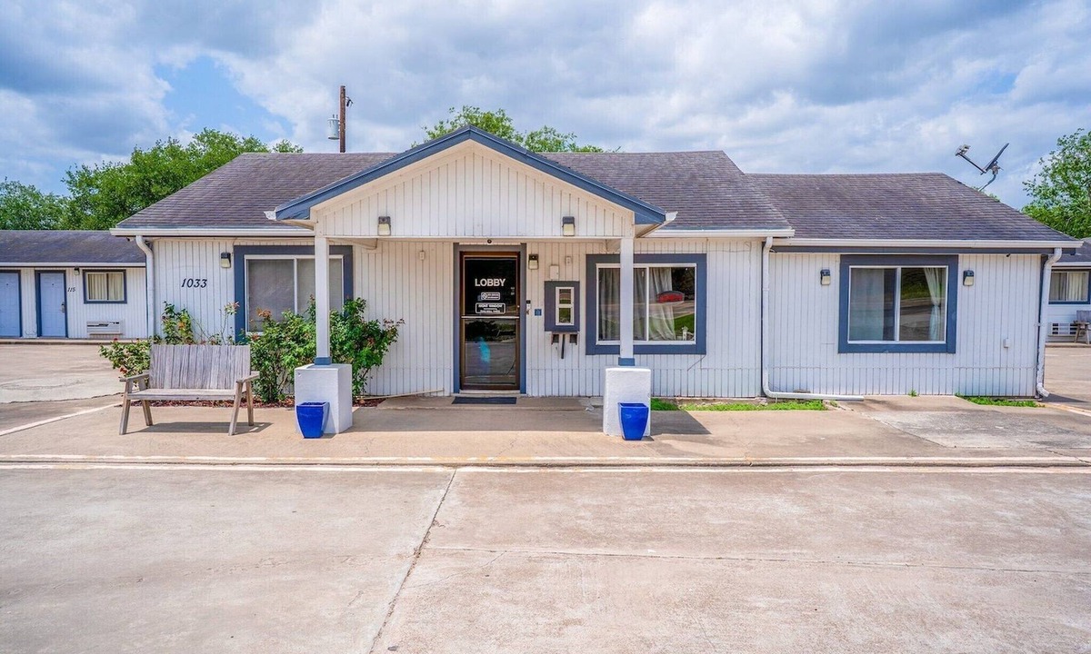 Falfurrias Apartment | King Bed|Smoking|Falfurrias TX