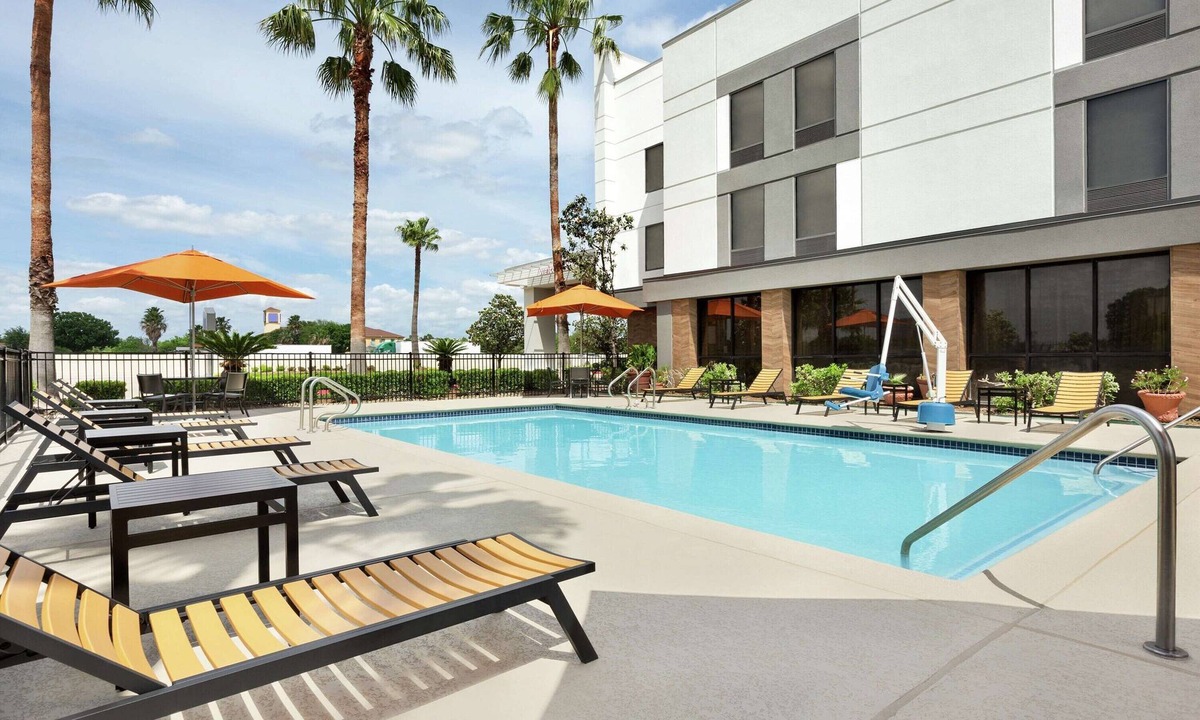 US 290 Hotel | King Room near Memorial City Mall - 5 Miles Away | Pets Allowed + Free Parking