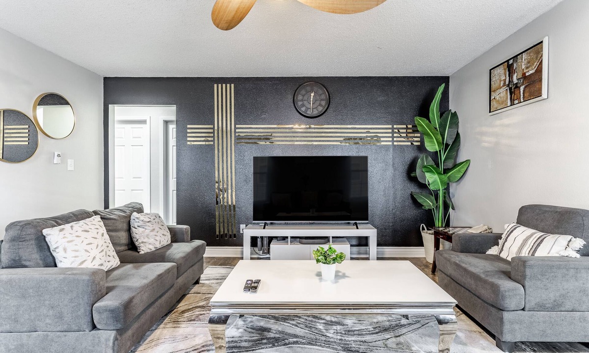 West Newton House | King Size Bed Bungalow with a Gym in Indianapolis