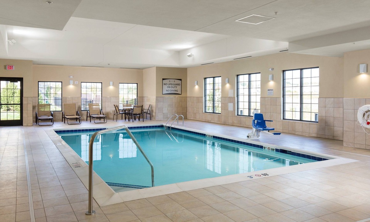 Polaris Apartment | King Studio Near Ohio State University | Free Breakfast Buffet, Pool Access