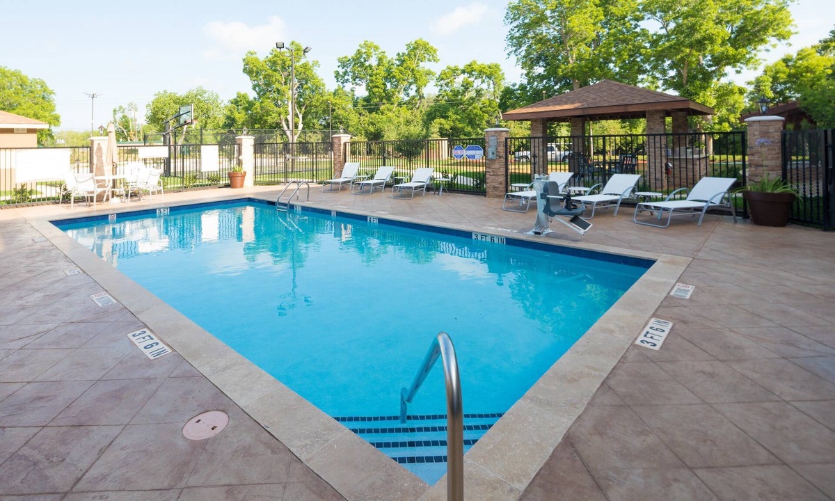 Lake Jackson Condo | King Suite. Free Breakfast. Outdoor Pool.