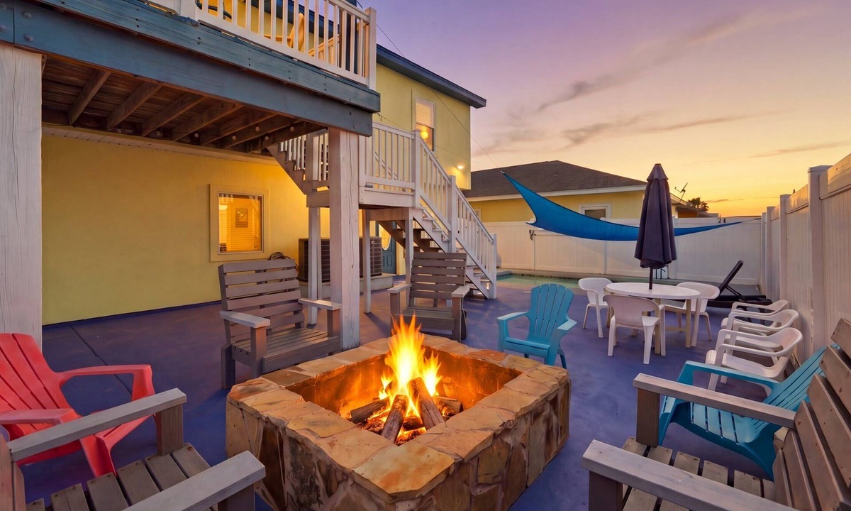 Safe Harbor House | La Casa Gialla, Saltwater Pool & Near Beach