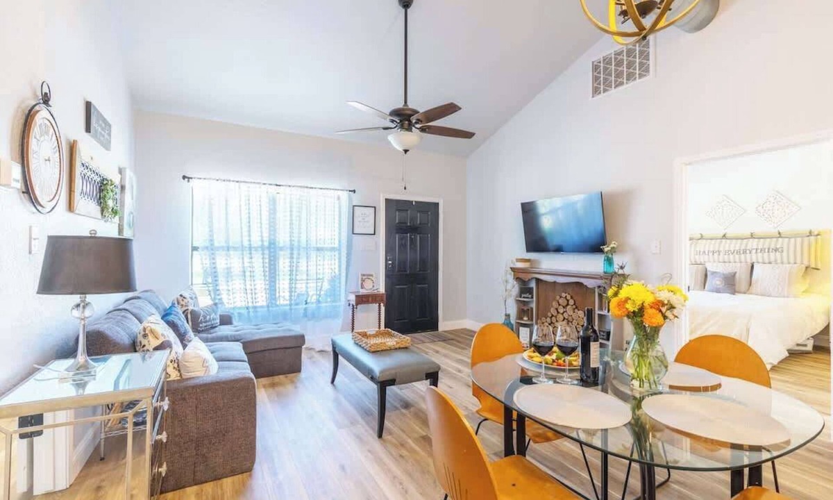 Fredericksburg Cabin | La Casita: Hot-tub & Firepit, 15 min to Fred!