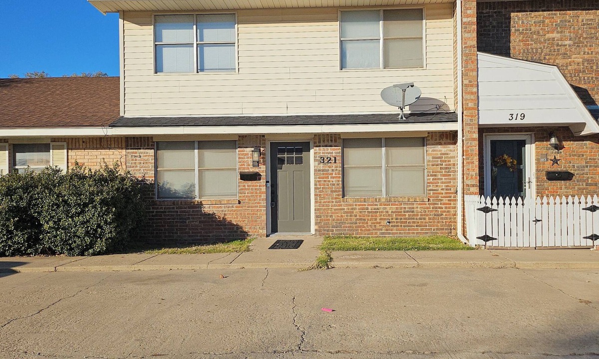 Hobart House | La Flor Cozy First Floor Only! Townhome in Hobart Oklahoma