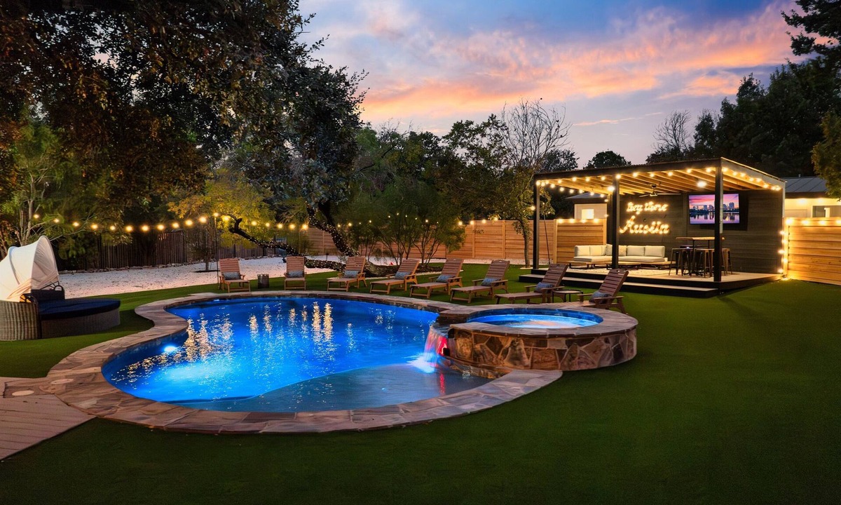 Flournoy Acres House | ~La Mariposa~ Best Backyard in Austin ~Sleeps 25
