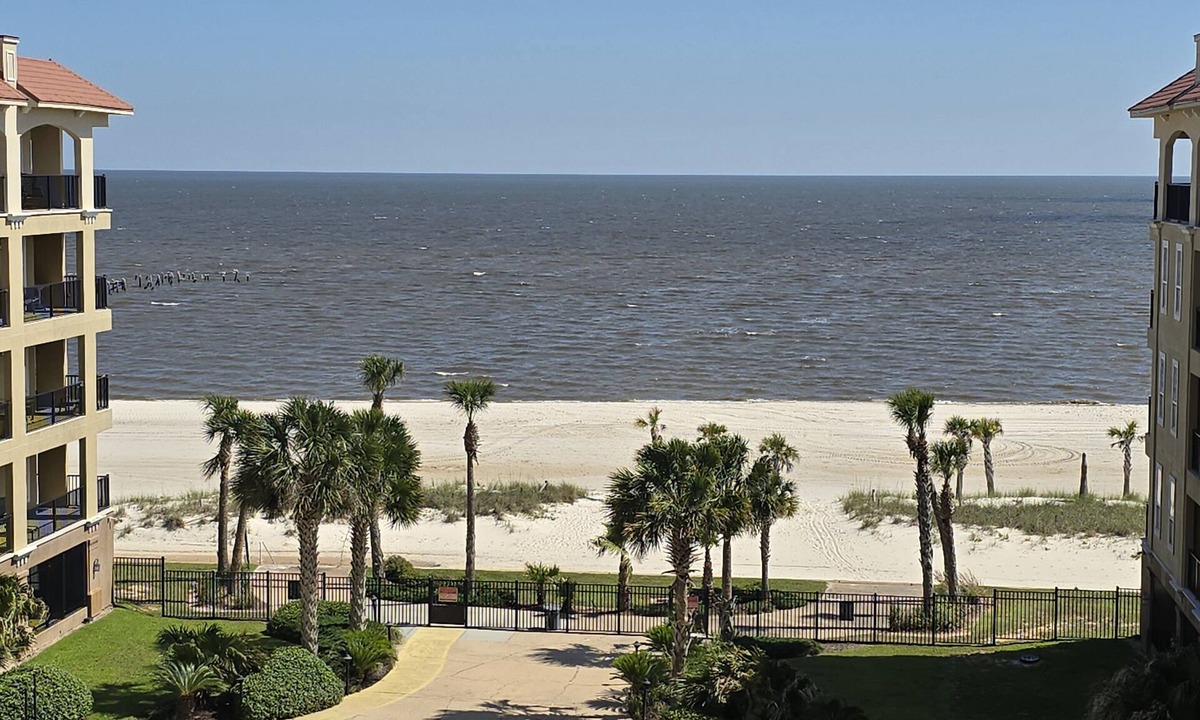 Henderson Point Condo | Laid-Back Luxury – Beachfront Condo at Inn By The Sea