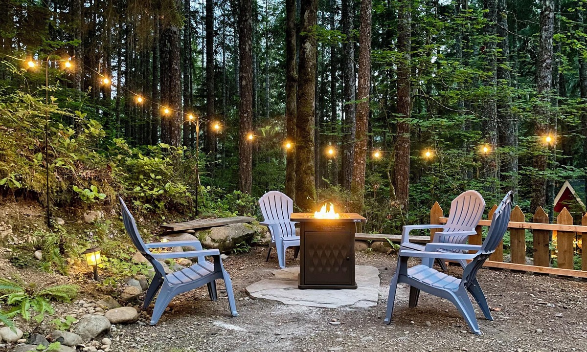 Hoodsport House | Lake Cushman Family Getaway-5 min walk to Lake-Pets OK-Firepit-Game Room-Kayaks!