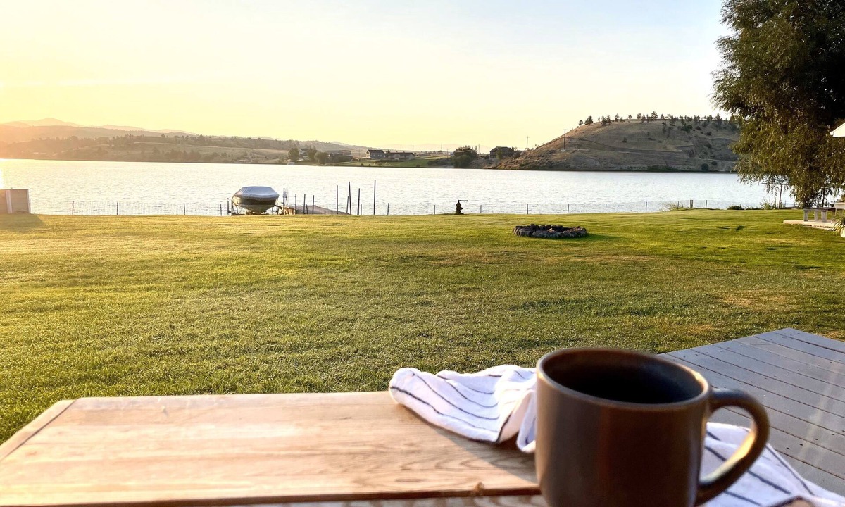 Helena House | LAKE ESCAPE - Waterfront Property