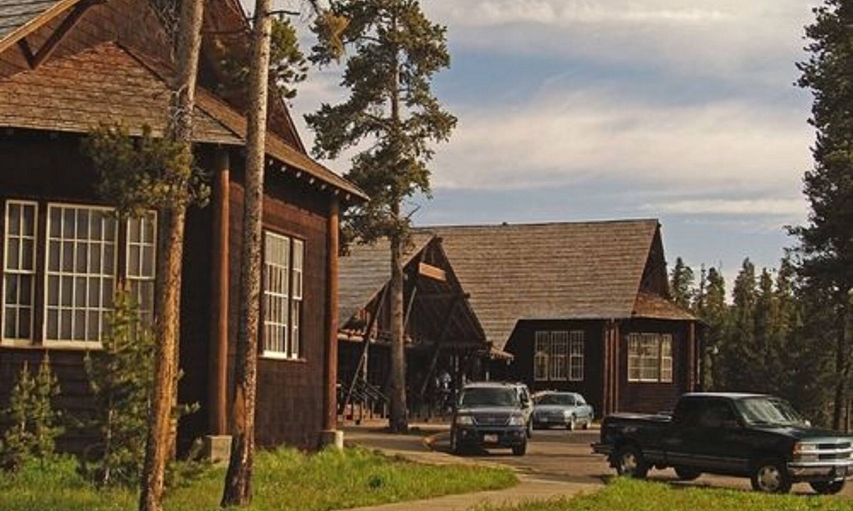 Lake Hotel | Lake Lodge Cabins - Inside the Park