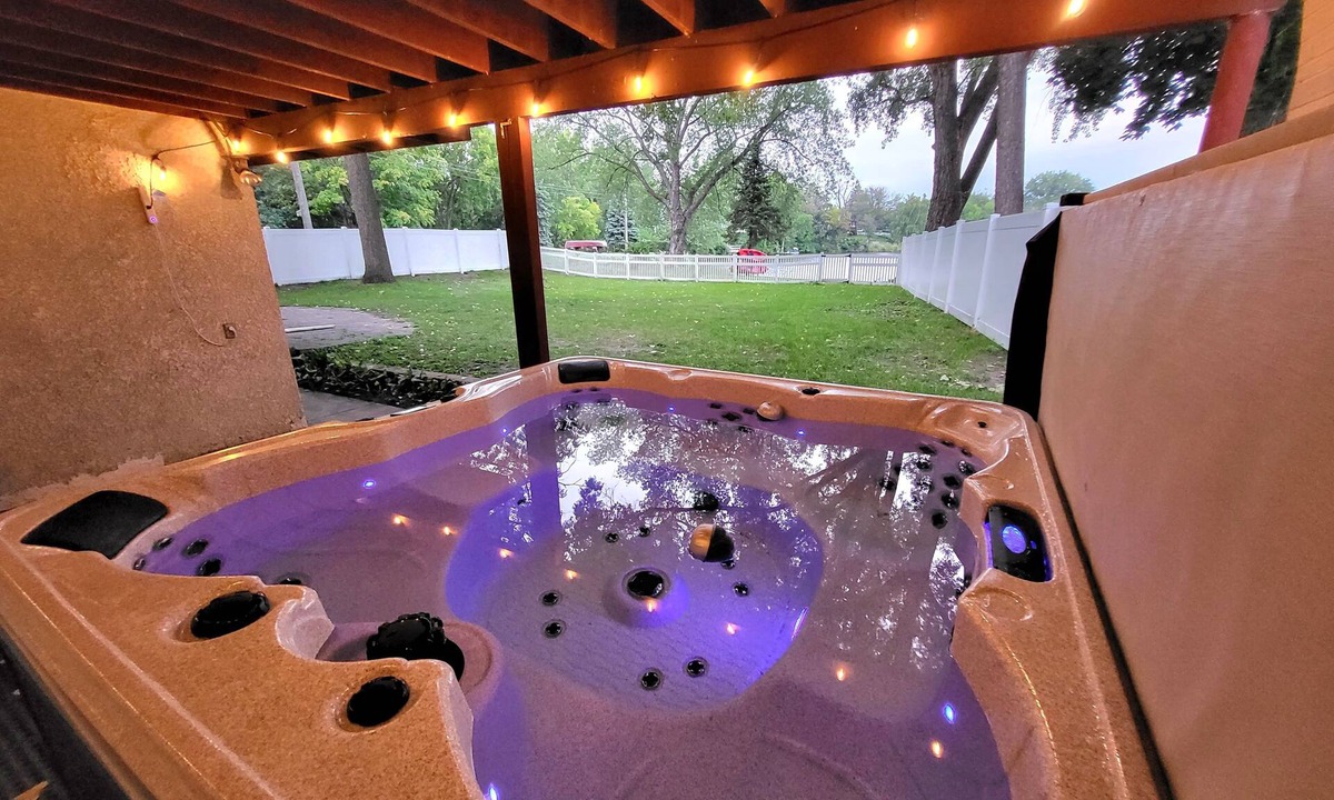 Fridley House | Lake Retreat, Year Round Hot Tub, Pool Table, Kayaks