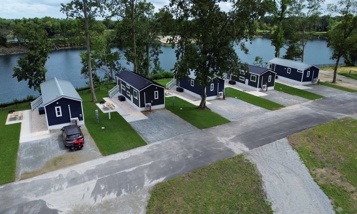 Maysville Cabin | Lake View Cabin, 20 Miles from Emerald Isle! 2 bedroom!