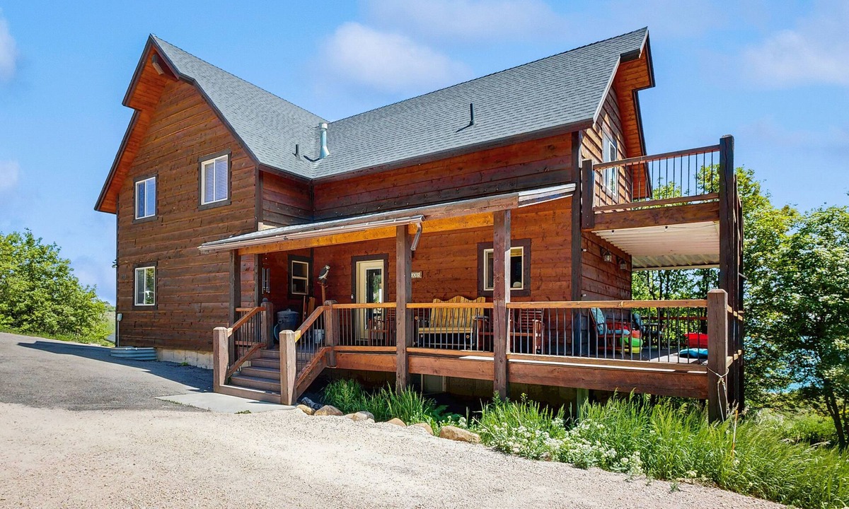 Harbor Village House | Lake view cabin w/Ping-Pong/pool tables, home theater & AC, W/D